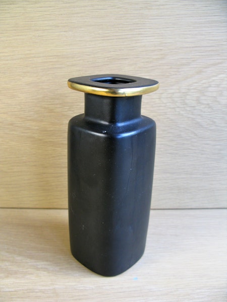 black/gold vase 2026