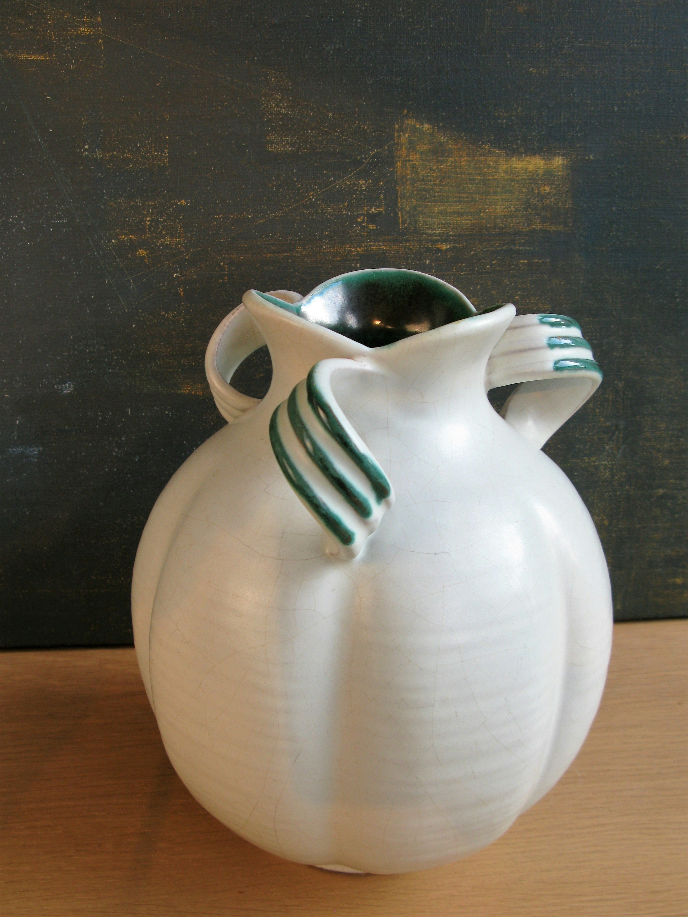 white/green vase 3304