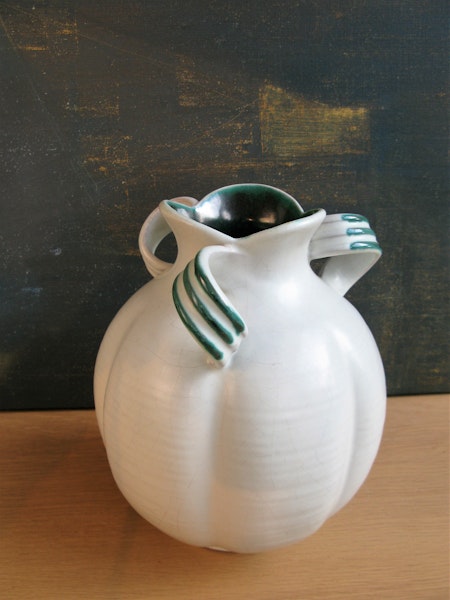 white/green vase 3304