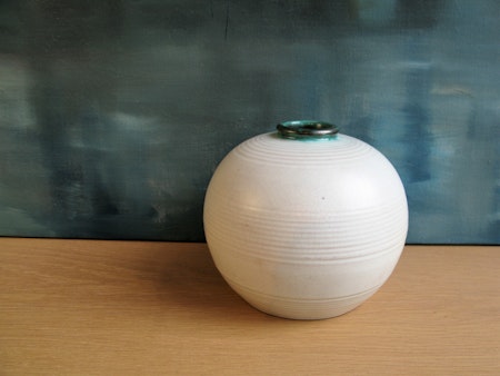 white/green vase 25