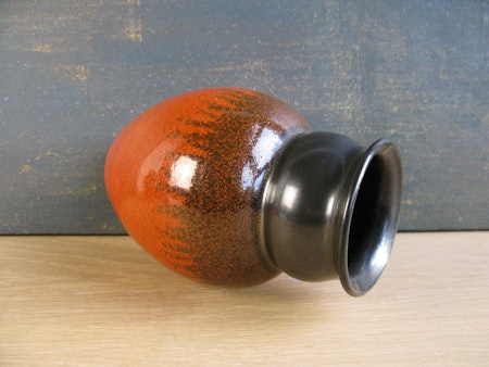 orange/black vase 2672