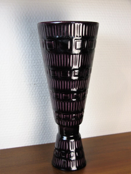 burgundy vase 809