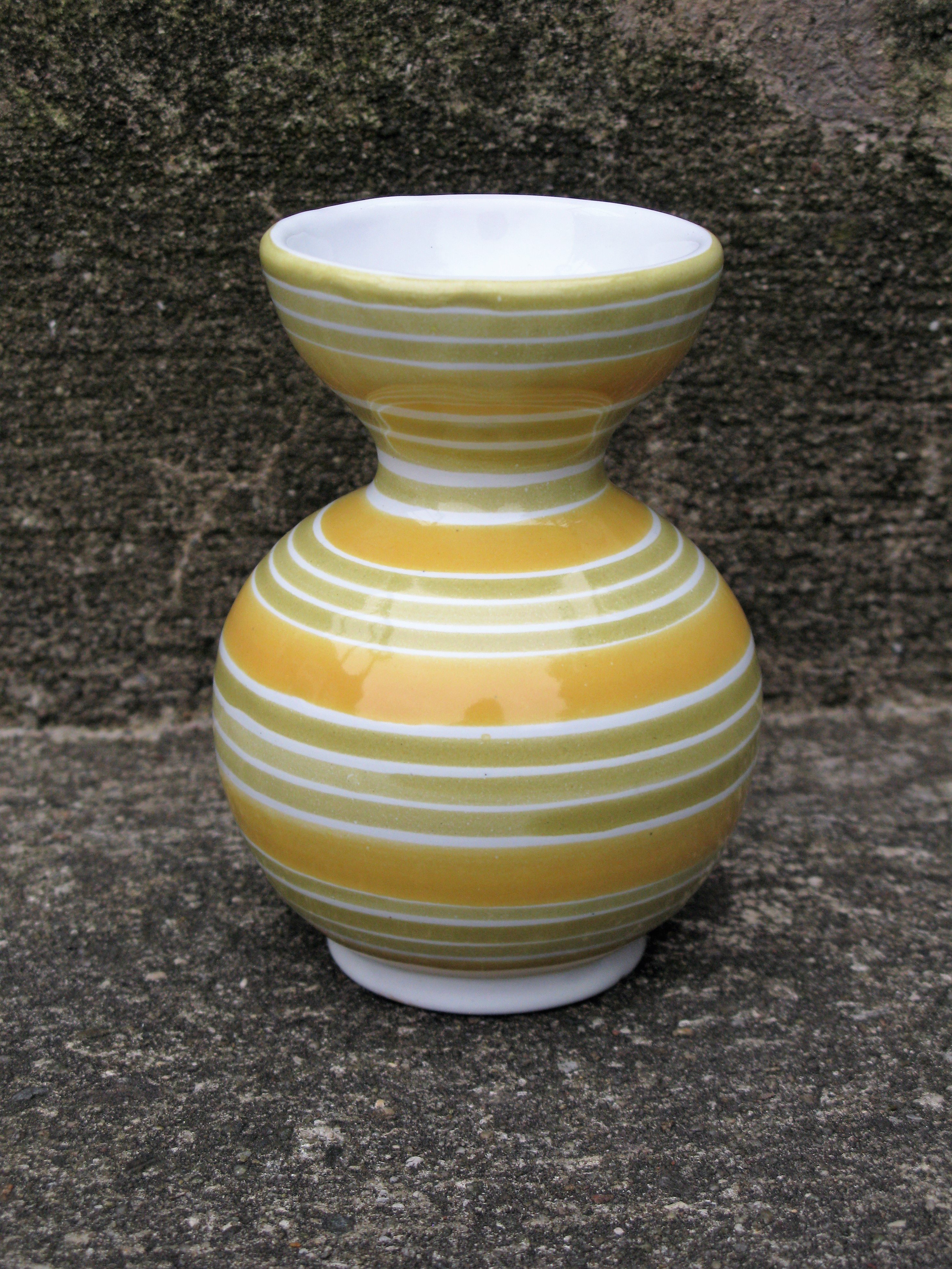 yellow/white vase 639