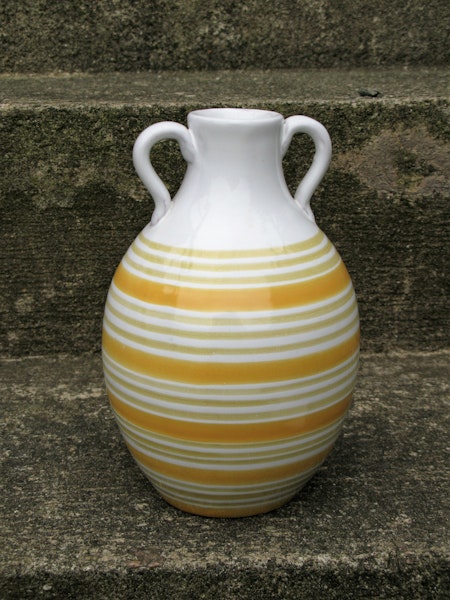 yellow/white vase 643