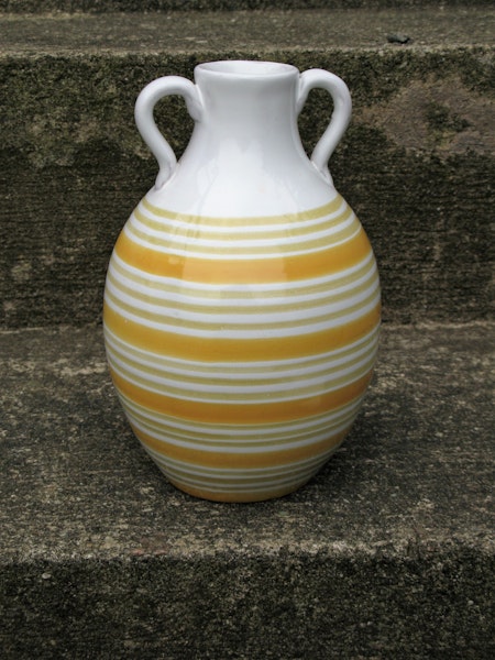 yellow/white vase 643