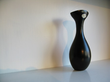 black vase 706