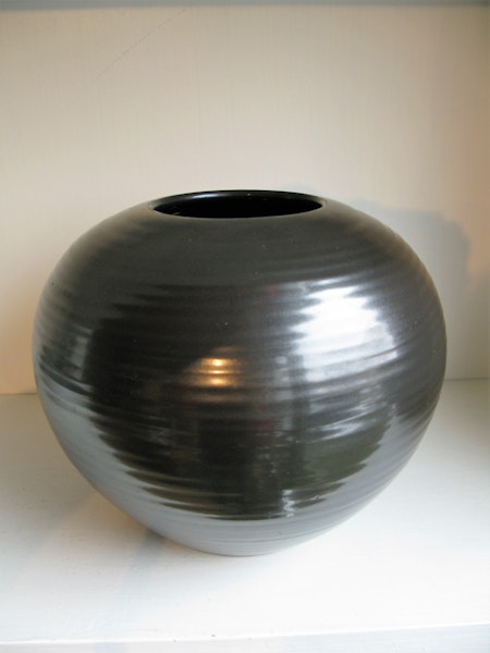 black vase 2635