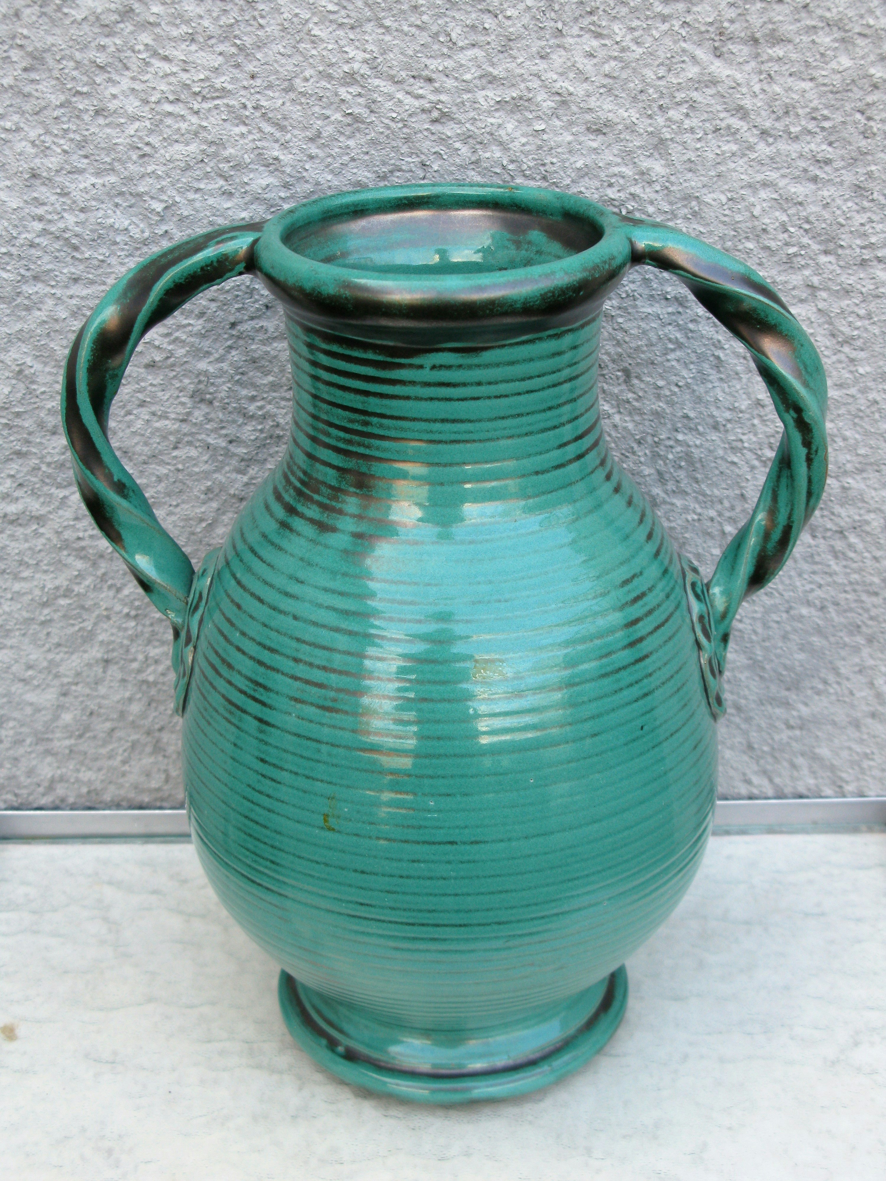 green vase 1588 - Blandannat Keramik UPSALA-EKEBY