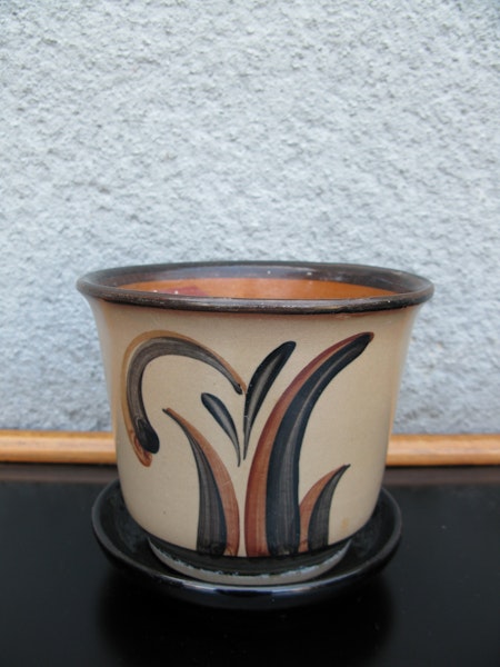 brownish ue flower pot  nr 1