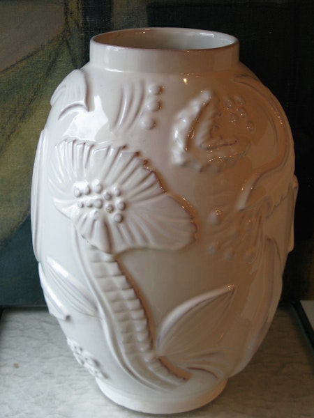 white shiny floor vase 208