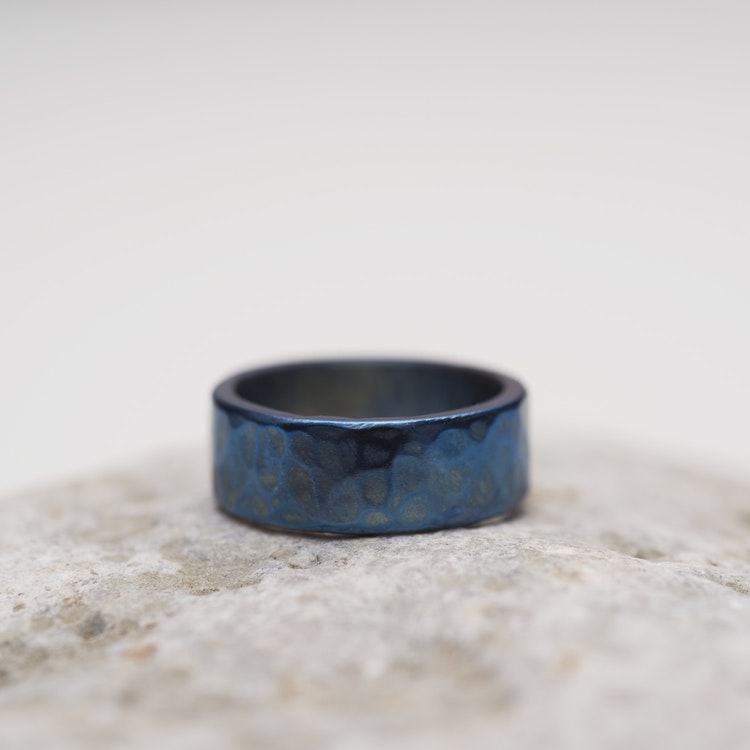 Hamrad ring i titan, blå, bred