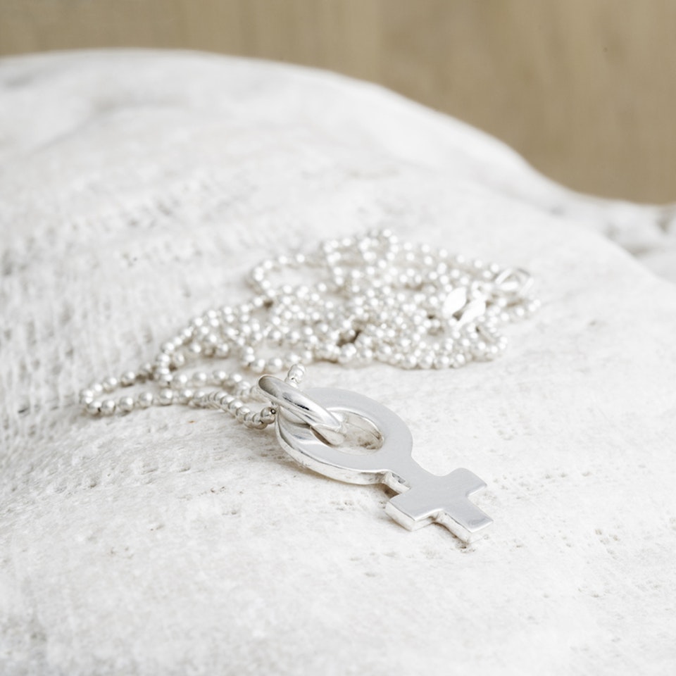 Produktbild på halsband i silver med kvinnosymbol