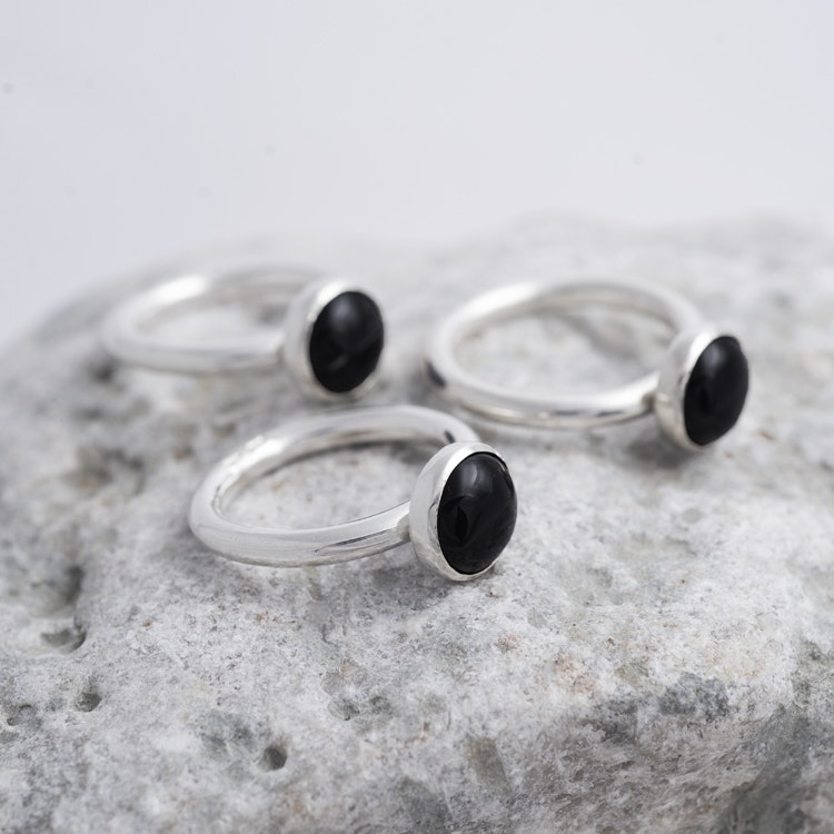 Silverring, infattad sten, svart onyx