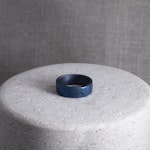 Hamrad ring i titan, blå, bred