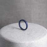 Hamrad ring i titan, blå, extra smal