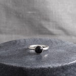 Silverring, infattad mindre sten, svart onyx