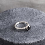 Silverring, infattad mindre sten, svart onyx