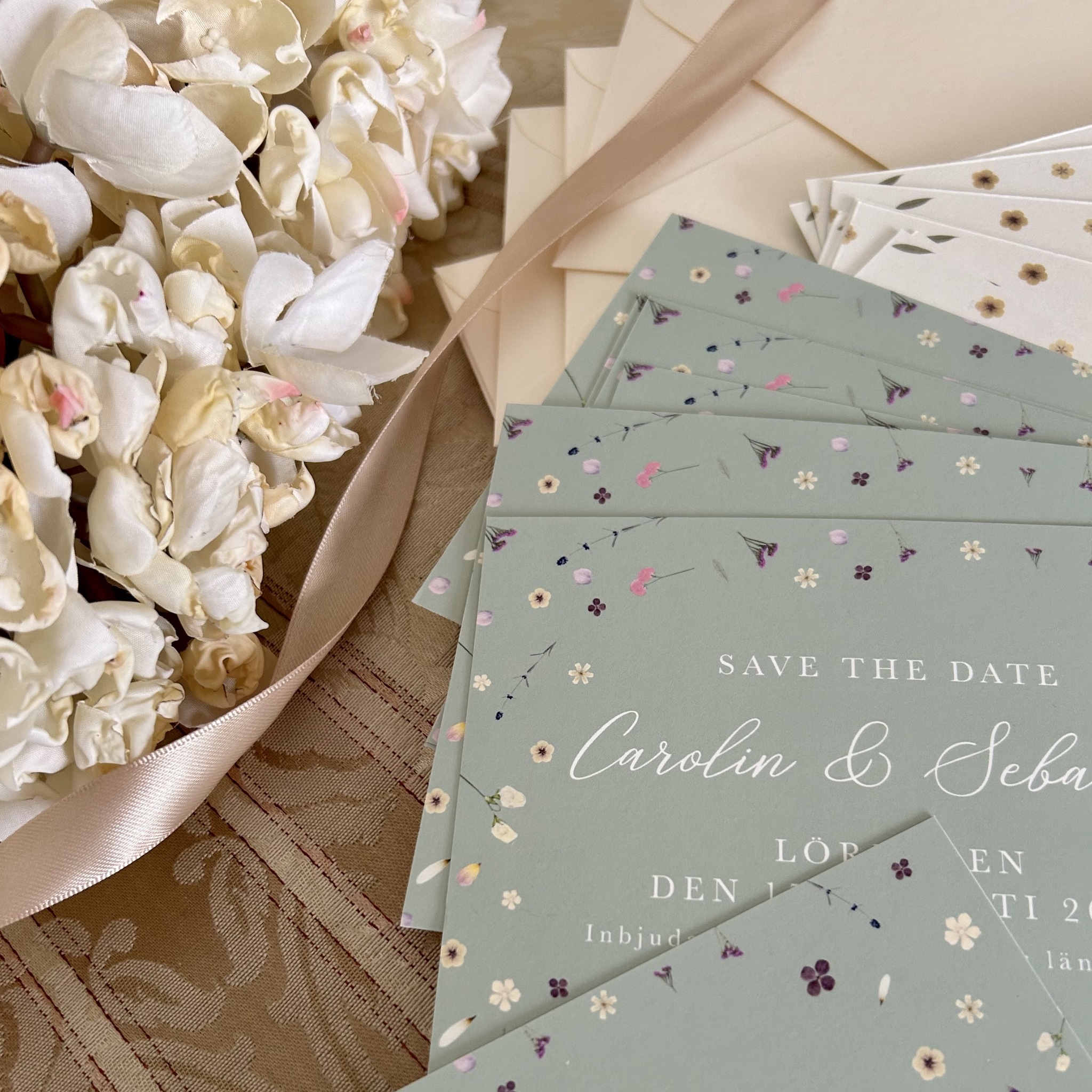 Save the date bröllopsinbjudan blommor