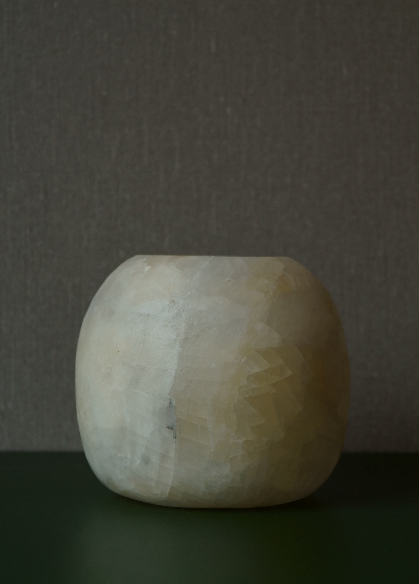 Ljuslykta alabaster helvit 11 cm