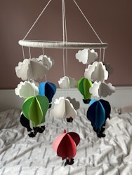 Babymobil av origami: moln och luftballonger