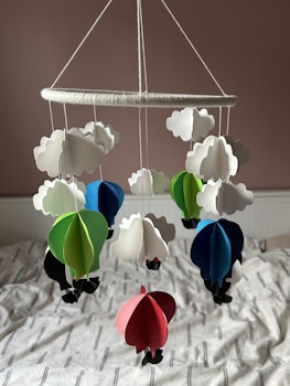 Babymobil av origami: moln och luftballonger
