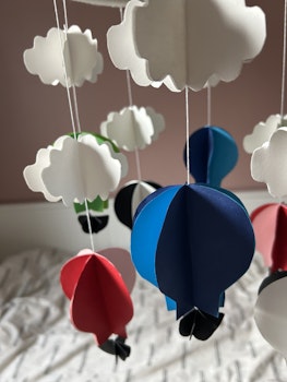 Babymobil av origami: moln och luftballonger