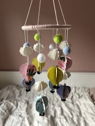 Babymobil av origami: moln och luftballonger