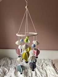 Babymobil av origami: moln och luftballonger