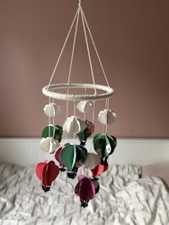 Babymobil av origami: moln och luftballonger