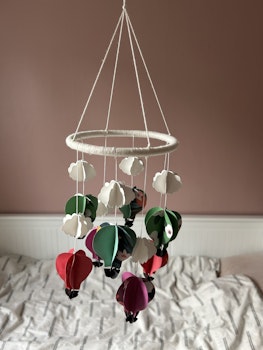 Babymobil av origami: moln och luftballonger