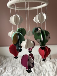 Babymobil av origami: moln och luftballonger