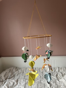 Babymobil av origami: fjärilar, moln och luftballonger