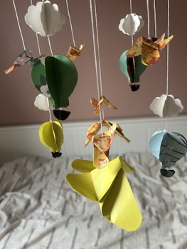 Babymobil av origami: fjärilar, moln och luftballonger