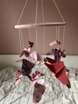 Babymobil av origami: fjärilar