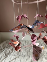 Babymobil av origami: fjärilar