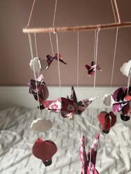 Babymobil av origami: fjärilar, moln och luftballonger