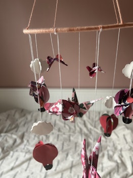 Babymobil av origami: fjärilar, moln och luftballonger