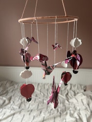 Babymobil av origami: fjärilar, moln och luftballonger