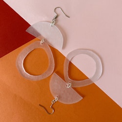 Utförsäljning örhängen: lätt transparent (ord. 250 kr)