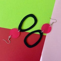 Utförsäljning örhängen: svart, neonrosa (ord. 200 kr)