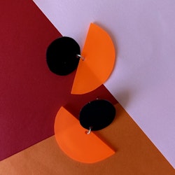 Utförsäljning örhängen: neonorange, svart (ord. 200 kr)