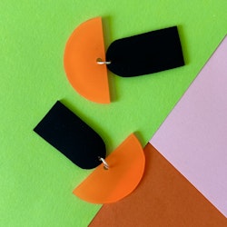 Utförsäljning örhängen: neonorange, svart (ord. 200 kr)