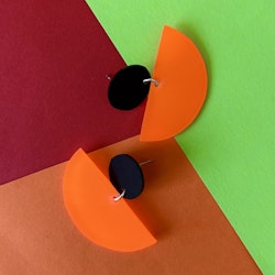 Utförsäljning örhängen: neonorange, svart (ord. 200 kr)
