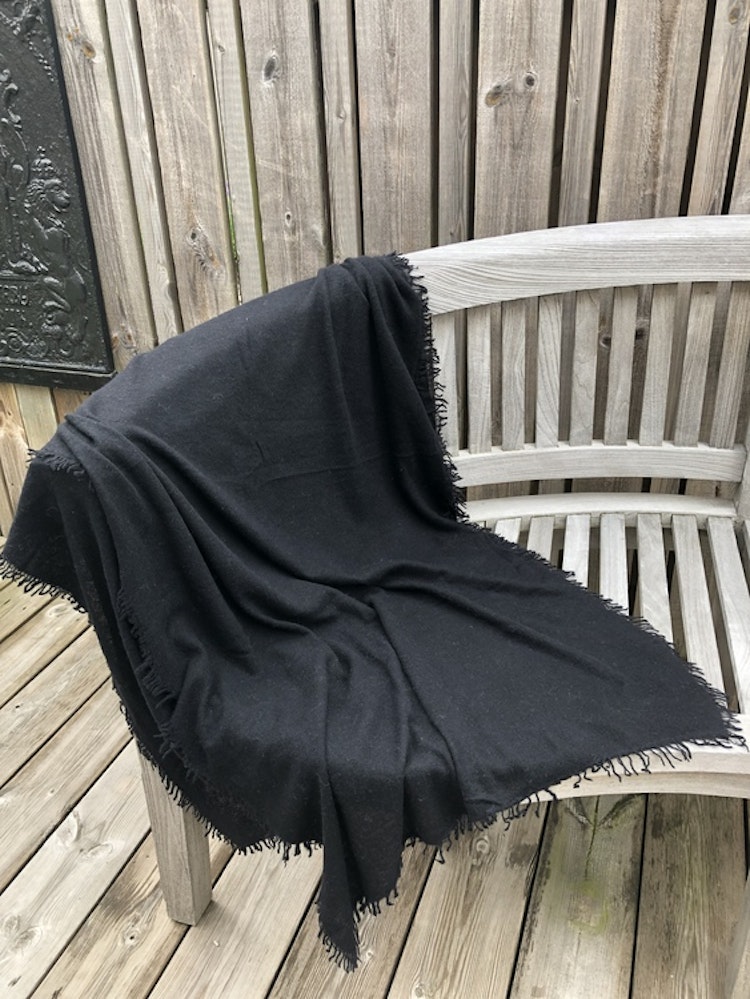 Natural cashmere shawl black
