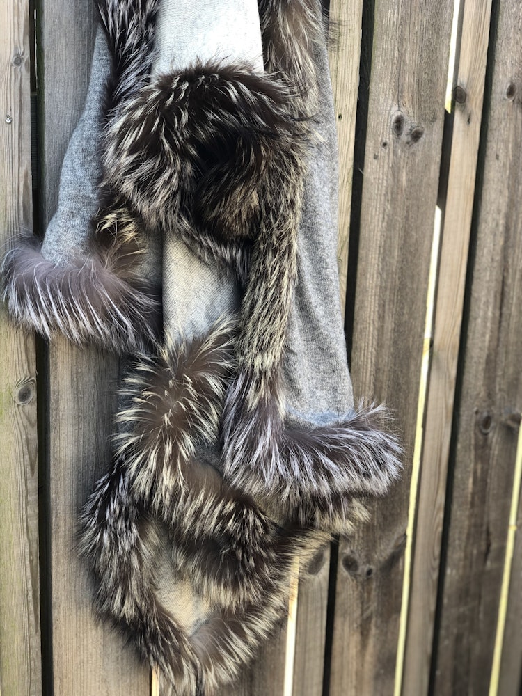 Reversible fur shawl grey