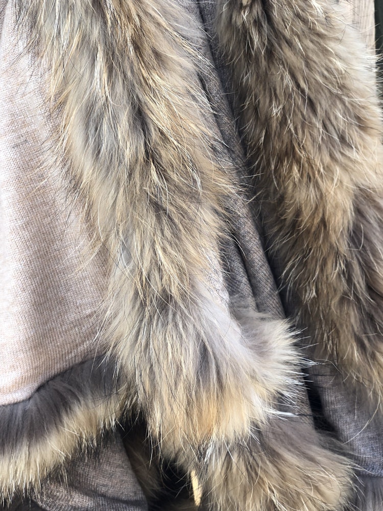 Reversible fur shawl beige