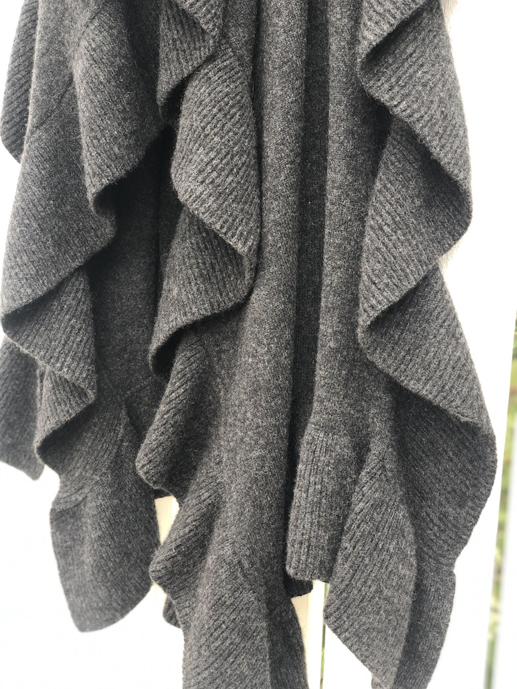 Frilled knitted cashmere shawl charcoal