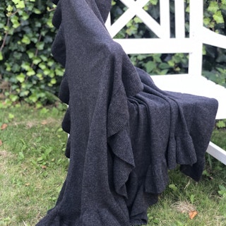 Frilled knitted cashmere shawl charcoal