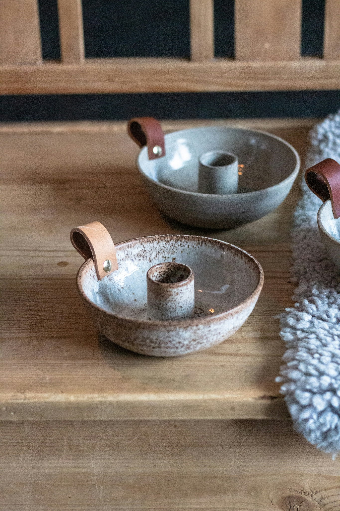 stor ljusstake med läderdetalj