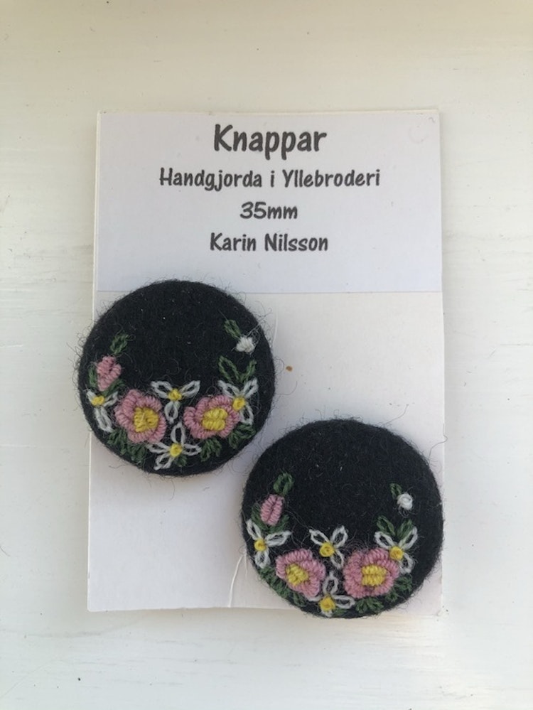 2 st Broderade knappar i yllebroderi